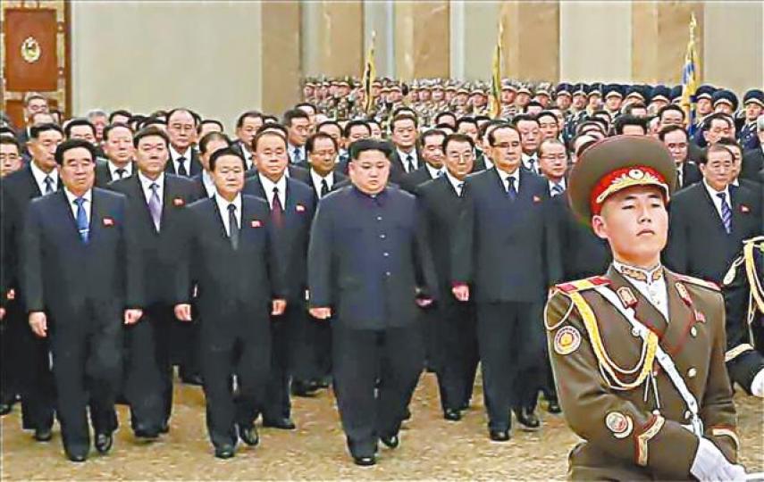 金正恩上周金正日逝世七周年到錦繡山太陽宮參拜時，沒有軍方領導人陪同。