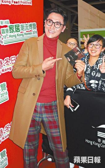 馬德鐘收到粉絲遞上的舊CD要求簽名,笑說自己家中都有存貨。 馬德鐘收到粉絲遞上的舊CD要求簽名,笑說自己家中都有存貨。