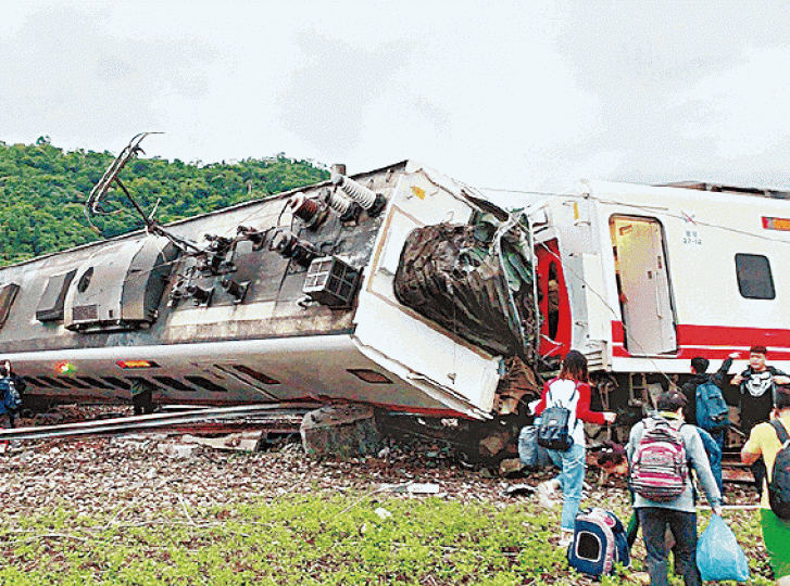 台鐵普悠瑪列車出軌事故死傷慘重。資料圖片重慶乘客司機互毆釀15死巴士墮橋慘劇，是人民互鬥的痛心例子。資料圖片