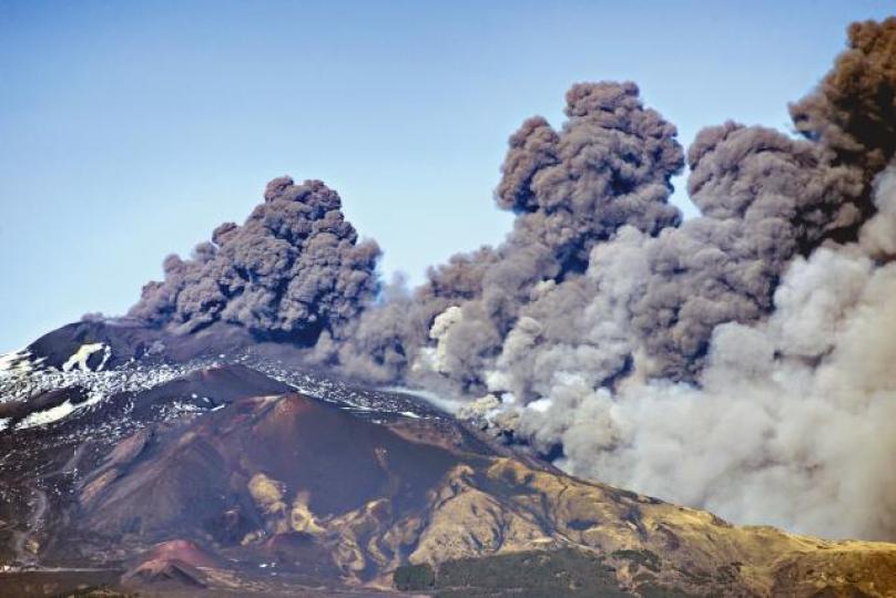 埃特納火山冒出大量黑煙。