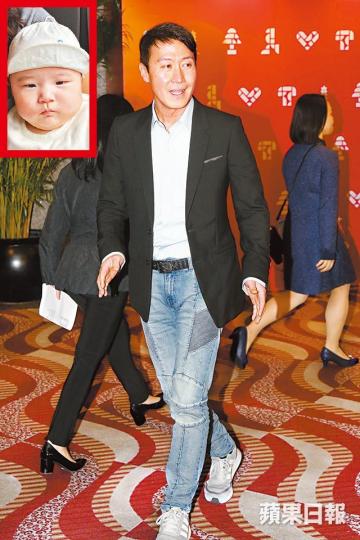 黎明得女榮升爸爸。郭富城表示老婆方媛有喜,仔女無所謂。陳凱琳現正陀B,與嘉穎晉升準父母。陳展鵬與單文柔奉子成婚。黃翠如反求婚嫁蕭正楠。阿嬌和賴弘國上周完婚。華仔跨年騷首場,囡囡睇到眼凸凸。 黎明得女榮升爸爸。郭富城表示老婆方媛有喜,仔女無所謂。陳凱琳現正陀B,與嘉穎晉升準父母。陳展鵬與單文柔奉子成婚。黃翠如反求婚嫁蕭正楠。阿嬌和賴弘國上周完婚。華仔跨年騷首場,囡囡睇到眼凸凸。