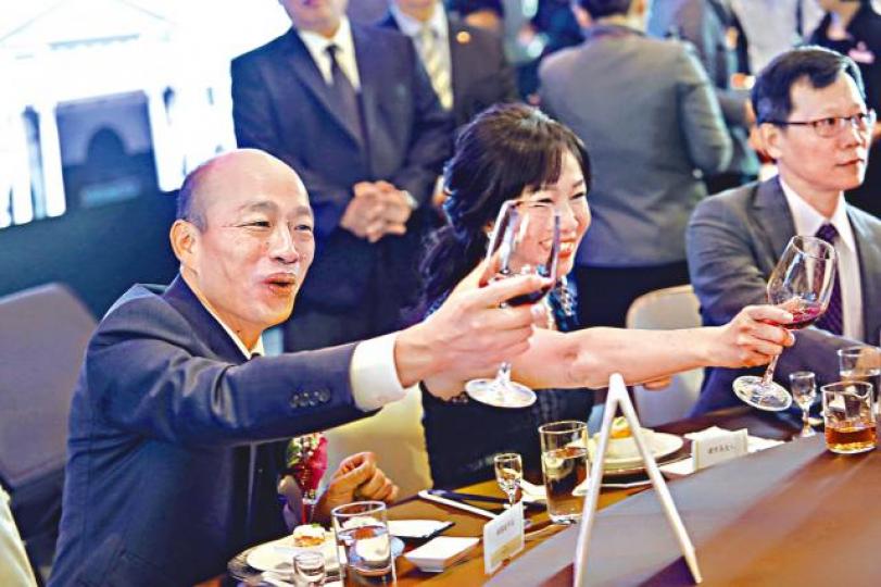 西裝筆挺的韓國瑜和妻子李佳芬向來賓敬酒。