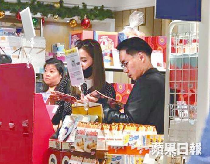 沈卓盈日前和男友拍拖買聖誕禮物。讀者提供圖片讀者指沈卓盈和男友在店內揀精品揀了很耐。讀者提供圖片穿上波點連身裙、素顏打扮的沈卓盈,不時拉低口罩唞氣。讀者提供圖片沈卓盈和男友感情十分穩定,她坦承希望明年出嫁。互聯網圖片 沈卓盈日前和男友拍拖買聖誕禮物。讀者提供圖片讀者指沈卓盈和男友在店內揀精品揀了很耐。讀者提供圖片穿上波點連身裙、素顏打扮的沈卓盈,不時拉低口罩唞氣。讀者提供圖片沈卓盈和男友感情十分穩定,她坦承希望明年出嫁。互聯網圖片