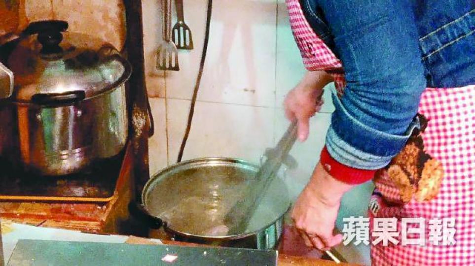 檔主將豬肉放入滾水烚約半分鐘，方便客人帶過關。