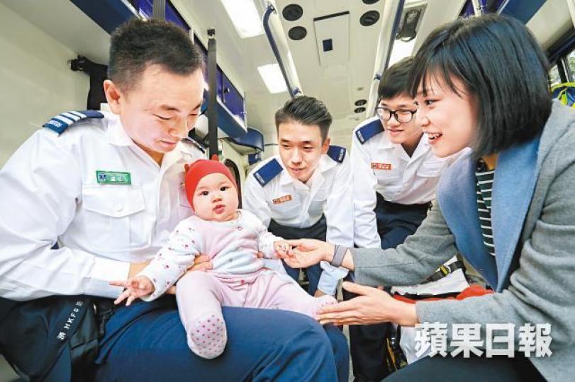 盧思杰（左一）與隊友在救護車內為何敏慧（右一）接生，女嬰嘉嘉現已五個月大。陳善南攝
