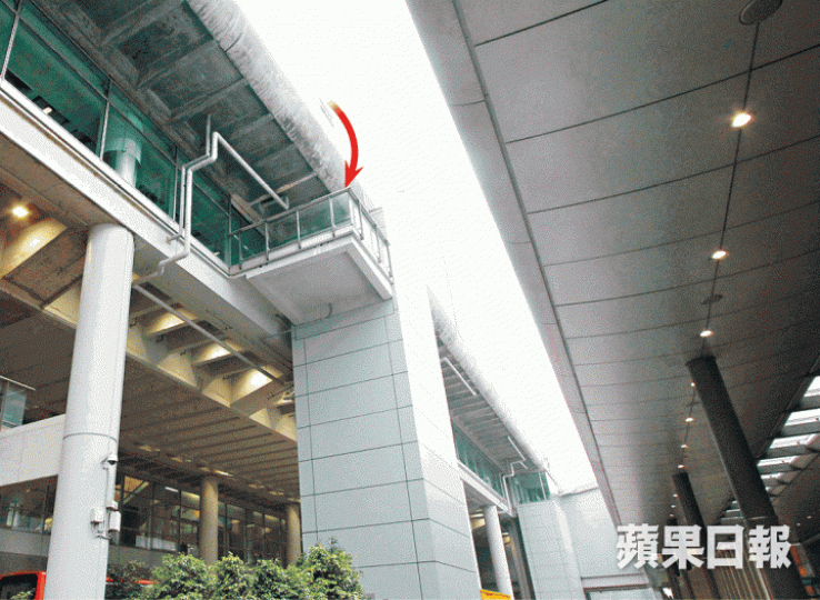 疑犯由機場客運大樓L8樓層跨欄跳落L7露天升降機平台，再進入客運大樓逃去。