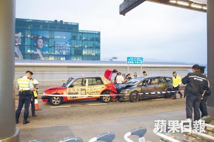 涉案七人車在機場客運大樓撞向的士後司機逃去，警員押解車上女乘客在場調查。黎志偉攝七人車女乘客被捕帶署。警員在長青公路追截涉案七人車（紅圈示）。