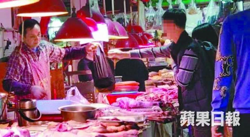《蘋果》記者昨在深圳京湖市場，直擊一對男女購買400多元豬肉及羊肉後闖關。有檔主教客人用多層報紙包住新鮮豬肉過關。該對男女將生肉放在手提袋成功入境本港，沿途無海關人員查問。