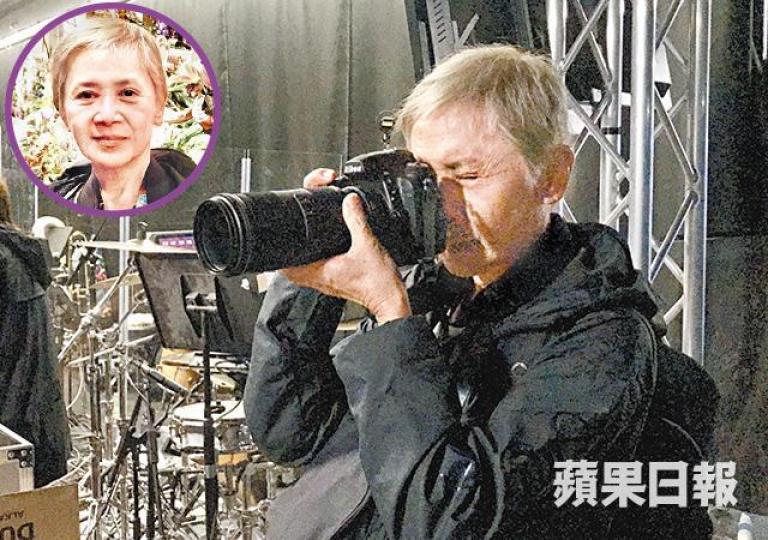 葉德嫻充當攝影師為華仔影相。華仔前晚的演唱會舞台換上聖誕設計,連大頭Andy也戴上聖誕帽。 葉德嫻充當攝影師為華仔影相。華仔前晚的演唱會舞台換上聖誕設計,連大頭Andy也戴上聖誕帽。