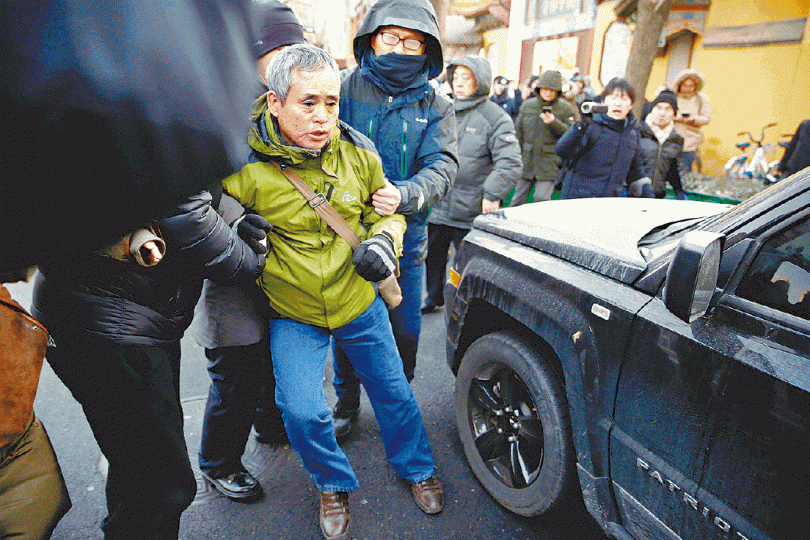黑龍江維權人士楊春林在法院外被帶走。路透社