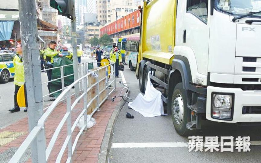 老翁屍體被白布遮蓋，旁邊遺下助行架。劉柏麟攝