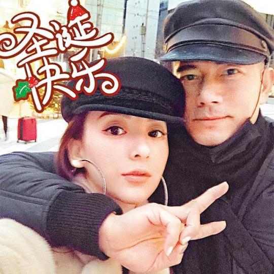 郭富城罕有攬太太Moka自拍放閃,網民大讚二人越來越登對。微博圖片Moka輕撫孕肚在聖誕樹前留影,手腳依然纖幼。微博圖片 郭富城罕有攬太太Moka自拍放閃,網民大讚二人越來越登對。微博圖片Moka輕撫孕肚在聖誕樹前留影,手腳依然纖幼。微博圖片