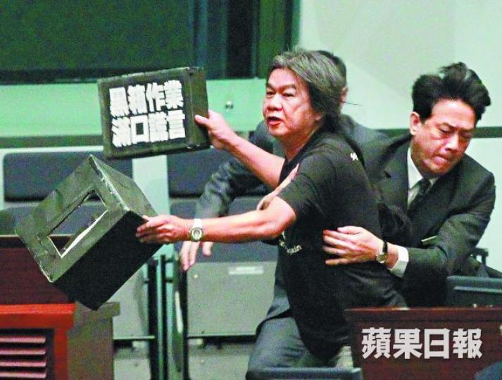 長毛梁國雄常在議事廳內抗爭，獲自決派正面評價。