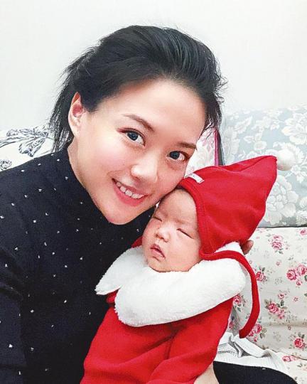 董敏莉指囡囡忍耐力好勁,就算要換片都不會出聲。 董敏莉指囡囡忍耐力好勁,就算要換片都不會出聲。