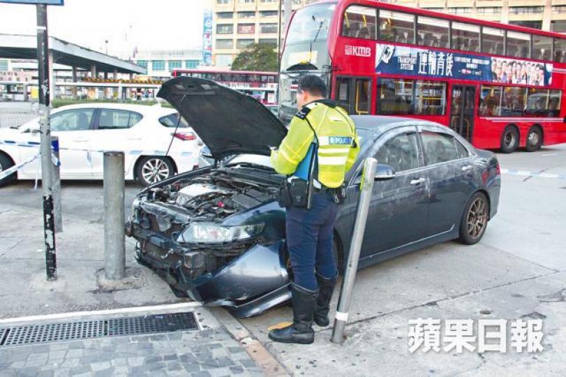 私家車失事撞鐵柱，司機及乘客逃去無蹤，警員在場調查。謝志輝攝