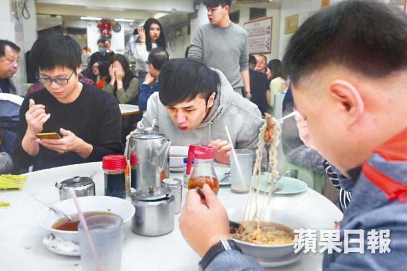 豬膶供貨緊張，賣豬膶麵聞名的維記咖啡粉麵要減料。李潤芳攝惠康出售來自惠州的冰鮮豬肉，而當地部份豬場已暫停向香港供貨。百佳有分店減價促銷新鮮豬肉，有皮豬上肉每斤29元。何家達攝