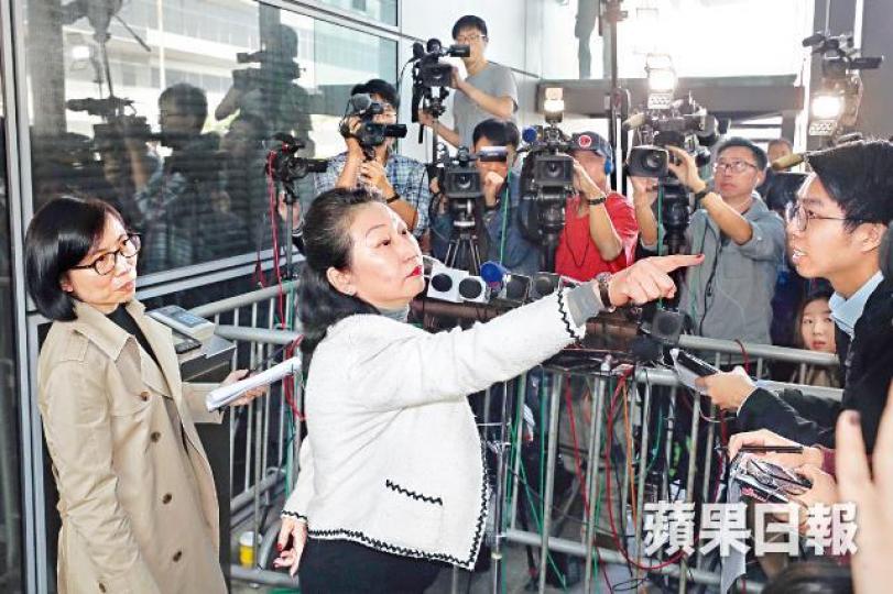 鄭若驊昨現身機場會見傳媒，一度指揮記者要舉手提問。易仰民攝