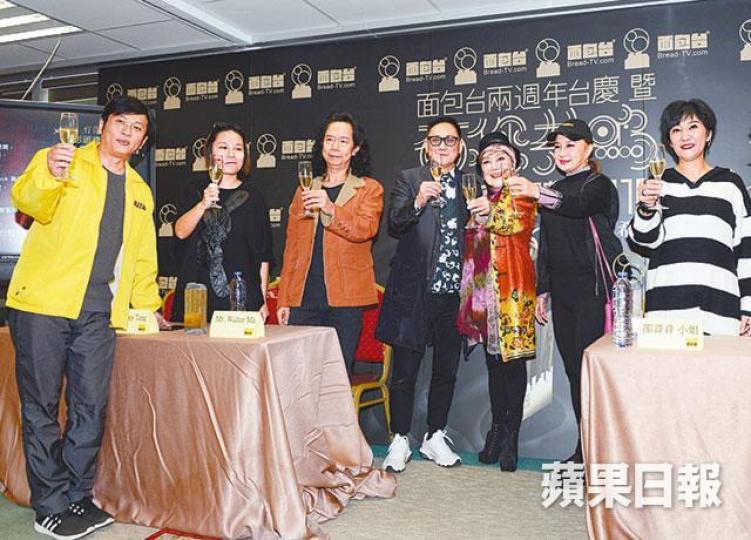 鄧建明(左三)大讚頒獎禮有新鮮感,連幕後新人亦獲鼓勵。雪梨昨日以評選身份出席面包台電影音樂頒獎禮活動。邵音音透露將到橫店逗留兩個多月拍戲。 鄧建明(左三)大讚頒獎禮有新鮮感,連幕後新人亦獲鼓勵。雪梨昨日以評選身份出席面包台電影音樂頒獎禮活動。邵音音透露將到橫店逗留兩個多月拍戲。
