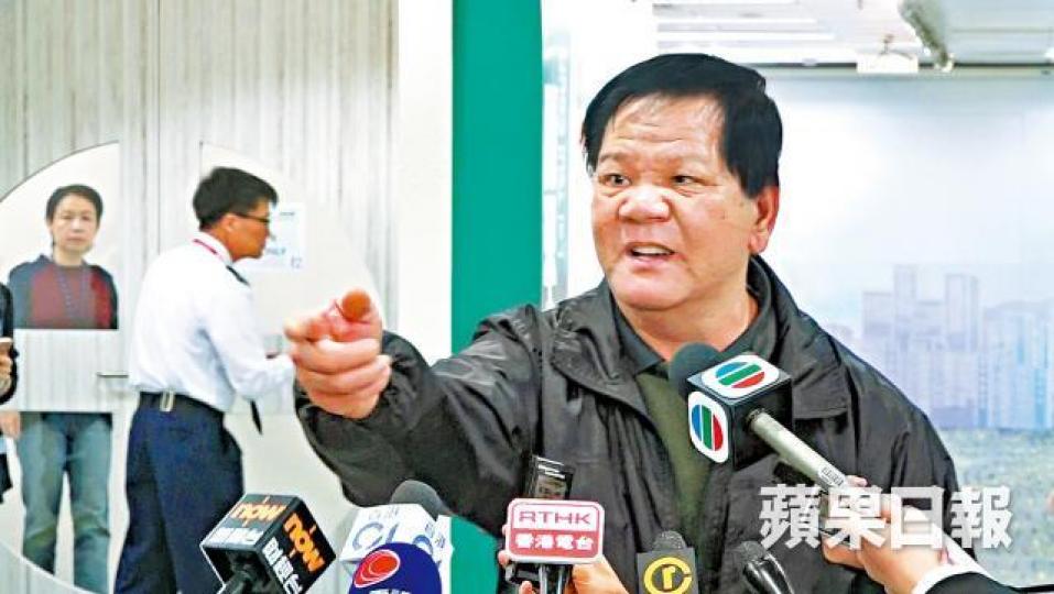 黃先生昨由屯門到觀塘交表,但因未獲屋邨辦核實申請被「彈表」,一度鼓譟。 黃先生昨由屯門到觀塘交表,但因未獲屋邨辦核實申請被「彈表」,一度鼓譟。