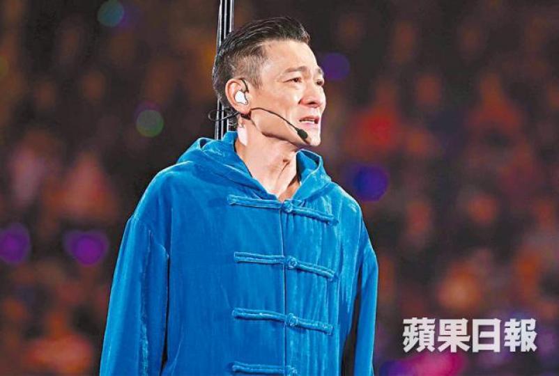 華仔前晚因喉嚨發炎聲沙腰斬個唱,昨日再宣佈取消昨、今兩場演出。華仔昨日留在寓所休息,交通警員在大宅門外勸喻記者離開。華仔前晚唱至《如果有一天》時,表示唱不下去。DV圖片華仔的太太朱麗倩和女兒前晚再捧場,朱麗倩聽見華仔宣佈腰斬演出心痛落淚。資料圖片張學友的巡迴演唱會緊接華仔的檔期開鑼。資料圖片主辦單位叫受影響的華仔歌迷保留門票,以便後續安排及退票。江蘇歌迷尤小姐(右三)昨晚仍到紅館支持華仔,更表示不會退票。華仔今次的舞台比之前複雜,拆了紅館頂的大電視(箭嘴示),裝嵌還原需時。 華仔前晚因喉嚨發炎聲沙腰斬個唱,昨日再宣佈取消昨、今兩場演出。華仔昨日留在寓所休息,交通警員在大宅門外勸喻記者離開。華仔前晚唱至《如果有一天》時,表示唱不下去。DV圖片華仔的太太朱麗倩和女兒前晚再捧場,朱麗倩聽見華仔宣佈腰斬演出心痛落淚。資料圖片張學友的巡迴演唱會緊接華仔的檔期開鑼。資料圖片主辦單位叫受影響的華仔歌迷保留門票,以便後續安排及退票。江蘇歌迷尤小姐(右三)昨晚仍到紅館支持華仔,更表示不會退票。華仔今次的舞台比之前複雜,拆了紅館頂的大電視(箭嘴示),裝嵌還原需時。