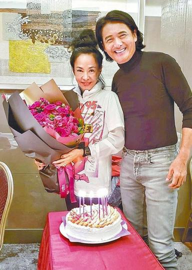 發哥每年都會特地抽時間與發嫂過生日,今年也不例外。愛selfie的發哥在太太生日也繼續玩自拍。 發哥每年都會特地抽時間與發嫂過生日,今年也不例外。愛selfie的發哥在太太生日也繼續玩自拍。