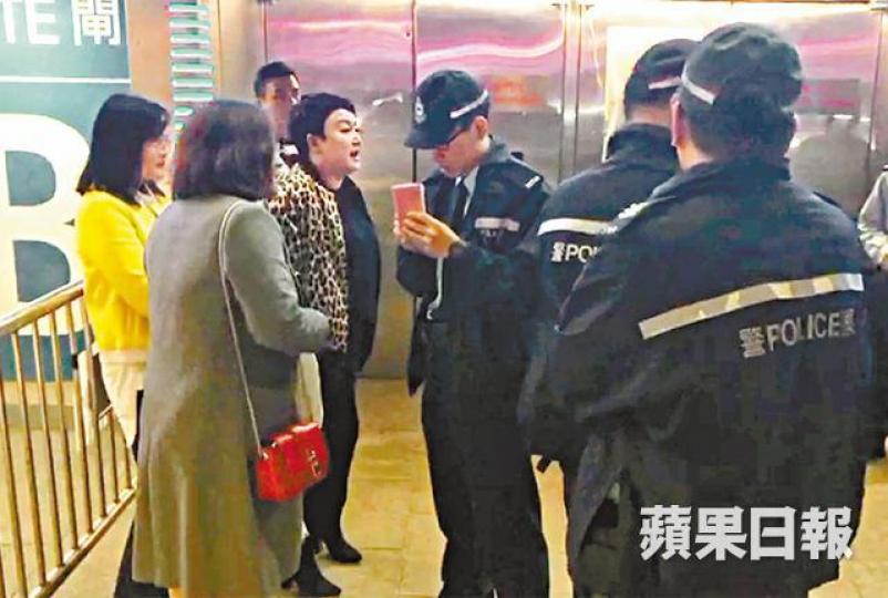 華仔舉行首場演唱會時,有人疑因手持黃牛飛入場而驚動警方。資料圖片 華仔舉行首場演唱會時,有人疑因手持黃牛飛入場而驚動警方。資料圖片