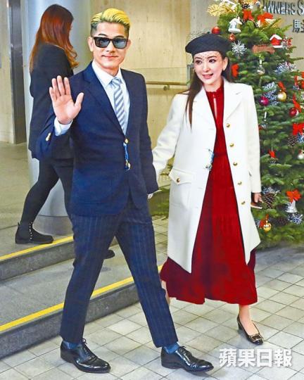 城城愛駒昨日出賽,他拖着正在陀B的愛妻Moka到馬場,顯得相當風騷。城城愛女Chantelle也有現身,眼仔睩睩,非常精靈。愛駒「舞士精神」勝出,城城即在觀望台振臂高呼。城城與老婆Moka齊齊拉頭馬,但囡囡就沒有現身。 城城愛駒昨日出賽,他拖着正在陀B的愛妻Moka到馬場,顯得相當風騷。城城愛女Chantelle也有現身,眼仔睩睩,非常精靈。愛駒「舞士精神」勝出,城城即在觀望台振臂高呼。城城與老婆Moka齊齊拉頭馬,但囡囡就沒有現身。