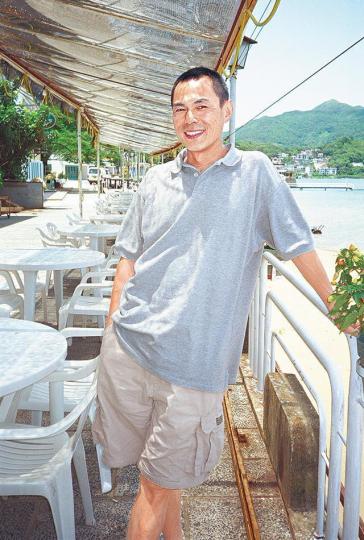 一代名導林嶺東前日在馬鞍山住所突然病逝,他的生前好友均表示震驚與遺憾。林嶺東與周潤發是藝訓班同學,二人相識逾40年,交情深厚。林嶺東縱橫影圈多年,與古天樂、徐克及杜琪峯經常合作。盧海鵬亦是林嶺東藝訓班的同學,他對林導突然逝世感到愕然。林嶺東曾在鄭少秋主演的《民間傳奇》中飾演村民。林嶺東(右)在77年演出無綫劇《陸小鳳之決戰前後》飾演劍客,跟演陸小鳳的劉松仁大打出手。 一代名導林嶺東前日在馬鞍山住所突然病逝,他的生前好友均表示震驚與遺憾。林嶺東與周潤發是藝訓班同學,二人相識逾40年,交情深厚。林嶺東縱橫影圈多年,與古天樂、徐克及杜琪峯經常合作。盧海鵬亦是林嶺東藝訓班的同學,他對林導突然逝世感到愕然。林嶺東曾在鄭少秋主演的《民間傳奇》中飾演村民。林嶺東(右)在77年演出無綫劇《陸小鳳之決戰前後》飾演劍客,跟演陸小鳳的劉松仁大打出手。