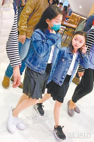 【孖公仔】華仔愛女劉向蕙(右)上周四和打扮一樣的小女孩手拖手在尖沙嘴逛街。讀者提供圖片【姊妹花】朱麗倩與妹妹朱麗華(右)邊行邊傾。讀者提供圖片朱麗倩和囡囡之前晚晚都睇演唱會為華仔打氣。資料圖片劉德華上周五因喉嚨發炎,宣佈取消之後的演唱會。資料圖片 【孖公仔】華仔愛女劉向蕙(右)上周四和打扮一樣的小女孩手拖手在尖沙嘴逛街。讀者提供圖片【姊妹花】朱麗倩與妹妹朱麗華(右)邊行邊傾。讀者提供圖片朱麗倩和囡囡之前晚晚都睇演唱會為華仔打氣。資料圖片劉德華上周五因喉嚨發炎,宣佈取消之後的演唱會。資料圖片