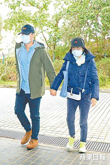 林嶺東遺孀昨早跟兒子一起到殮房。林嶺東上周六猝逝，終年63歲。林嶺東的妻兒之後到長生店為林嶺東選購棺木。電影道具領班道具全對林嶺東離世，非常惋惜。資料圖片龔慈恩早前參演林嶺東執導的遺作《八部半》。
