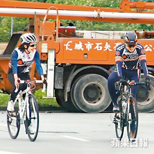 【齊做拉筋】麥明詩與胡健燊踩到停車後,二人齊站在一旁做拉筋cool down,非常認真。DV圖片
【齊做拉筋】麥明詩與胡健燊踩到停車後,二人齊站在一旁做拉筋cool down,非常認真。DV圖片