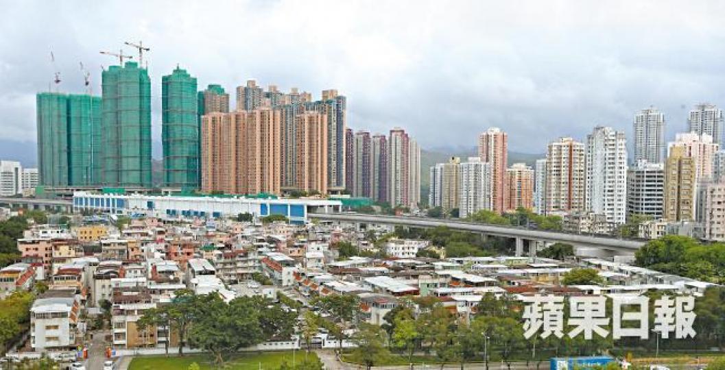 土地小組調查發現，有約半數人支持增加丁地發展密度。資料圖片團體數年前闖入粉嶺高球場內示威，促政府收回球場建屋。