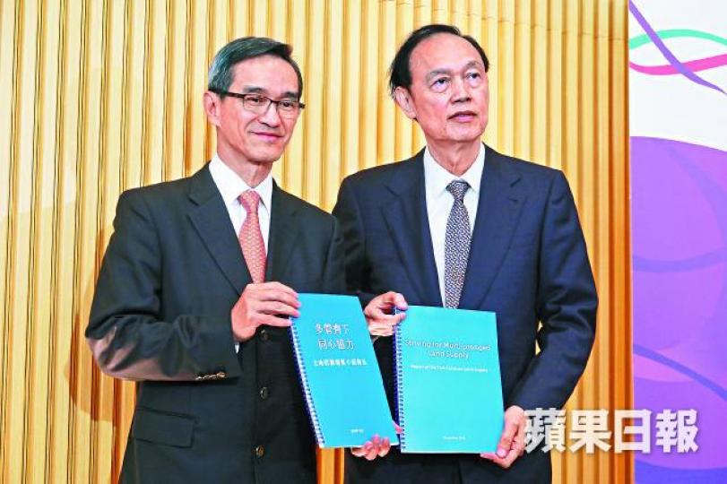土地小組主席黃遠輝（左）及副主席黃澤恩昨介紹報告。