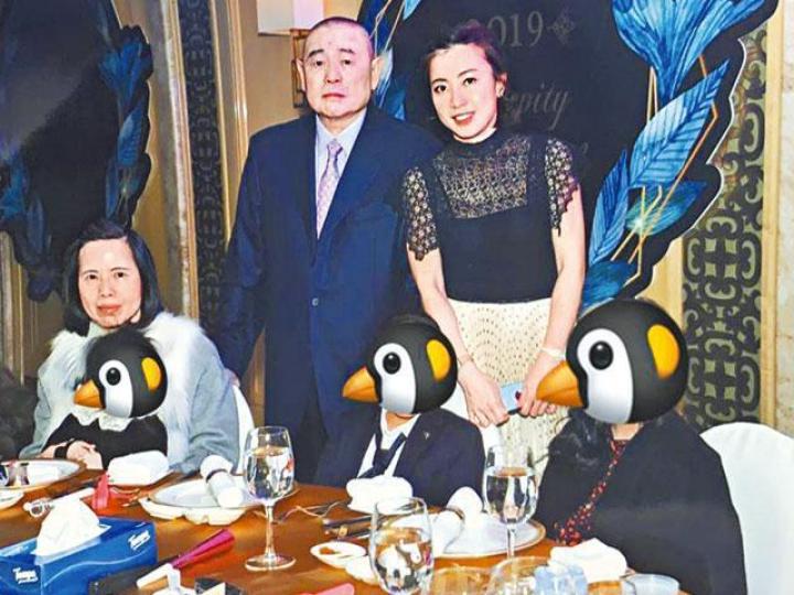 大劉於除夕夜攜甘比和子女參加派對迎接新一年。大劉夫婦前晚結伴出席許家印的派對,同場尚有馬雲。 大劉於除夕夜攜甘比和子女參加派對迎接新一年。大劉夫婦前晚結伴出席許家印的派對,同場尚有馬雲。