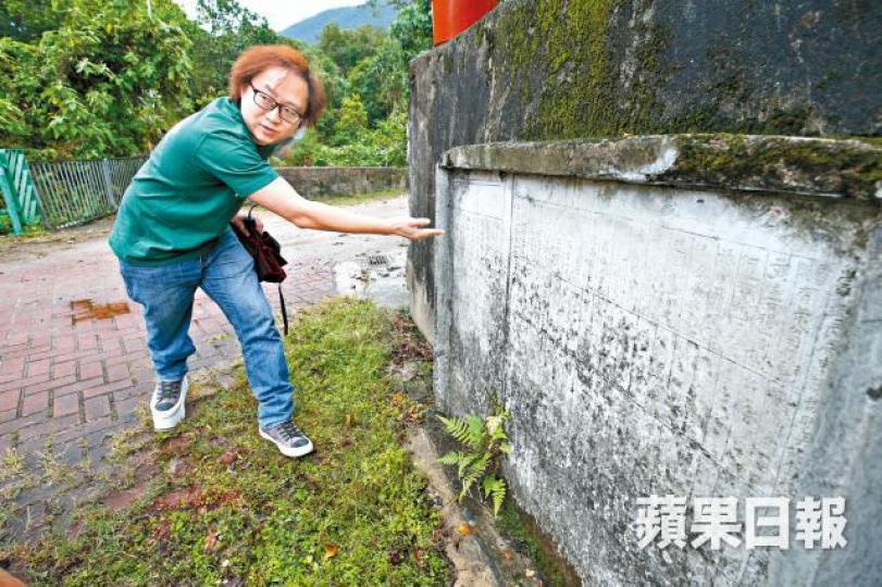 中大歷史系畢業的何偉航講述石碑上記載高塘村民1961年集資興建公義橋，顯示當年村民非常團結。張志華攝何偉航7歲時與叔叔在村內仍未被破壞的果園合照。