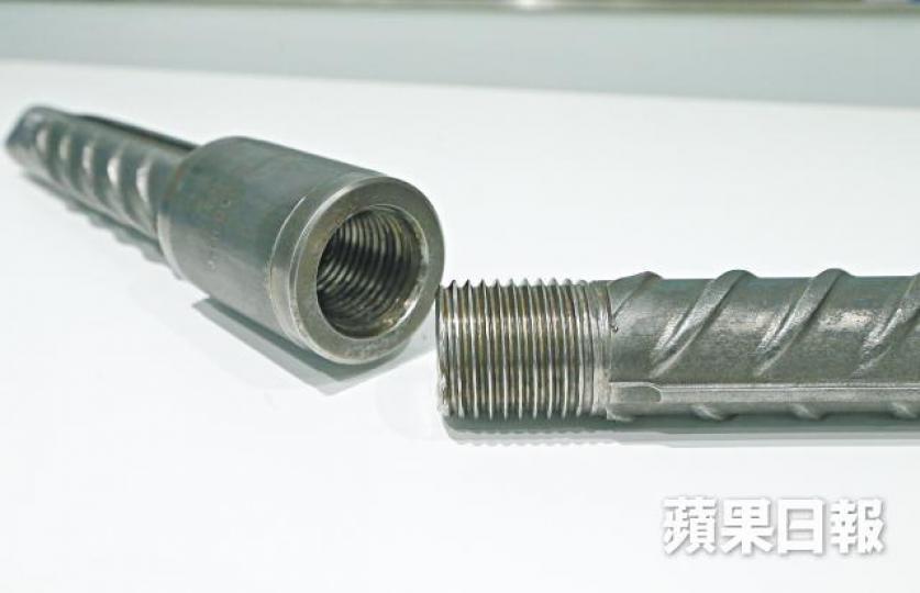 港鐵上月鑿紅磡站層板石屎檢查鋼筋與螺絲帽接駁，發現最嚴重僅得6毫米絞牙扭入螺絲帽；圖為施工用的鋼筋及螺絲帽。