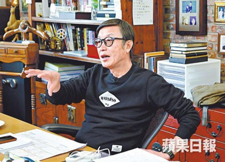 劉偉強希望退休時揸車穿州過省拍攝紀錄片。新片中出現的怪獸仔,劉偉強以屋企的西班牙水犬做藍本。劉偉強直言做導演要有一顆童心,所以在辦公室擺放機械人「儍強」。西班牙水犬 劉偉強希望退休時揸車穿州過省拍攝紀錄片。新片中出現的怪獸仔,劉偉強以屋企的西班牙水犬做藍本。劉偉強直言做導演要有一顆童心,所以在辦公室擺放機械人「儍強」。西班牙水犬