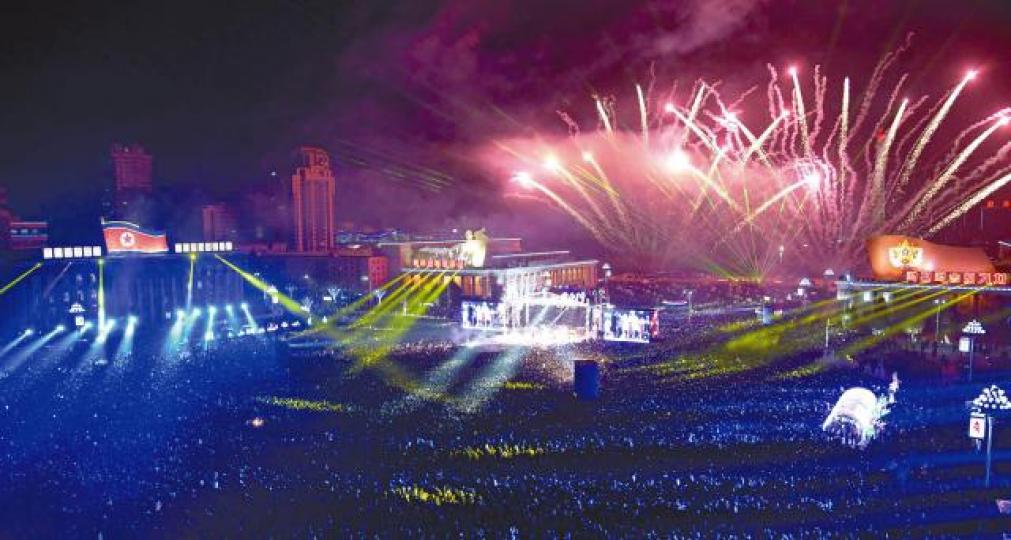 平壤金日成廣場放煙花迎2019年到臨。路透社