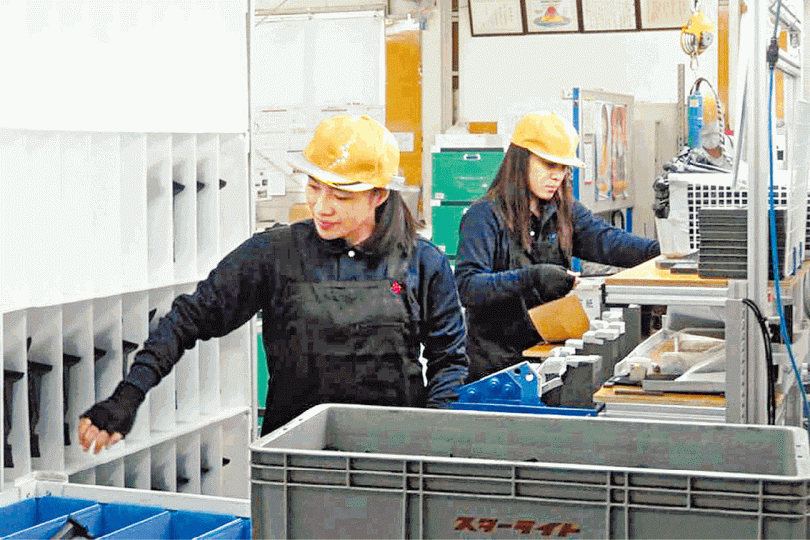 在日本工廠做學徒的外勞加耶塔（左），三年後就要離開。　馬亞娶了日本妻子，還生下寶寶，成為少數可長期居留的外國人。路透社像安芸高田市這種偏遠小鎮，人口減少和老化情況比大城市更嚴重。　資料圖片