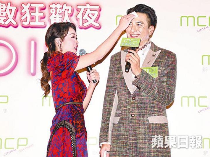 黃心穎前晚見到馬國明唱歌流汗,即為對方印汗。 黃心穎前晚見到馬國明唱歌流汗,即為對方印汗。