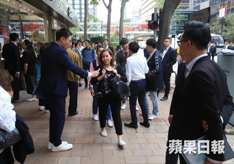 在街上捕捉客戶的代理稱為「街霸」。