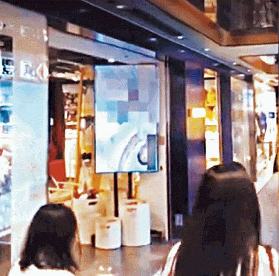 宜家位於柏寧酒店地庫的分店，門口一電子屏幕昨午突然播放鹹片，當時有一家大細的市民路過。讀者提供圖片職員獲巿民通知後，用紙遮蓋屏幕上的色情畫面。