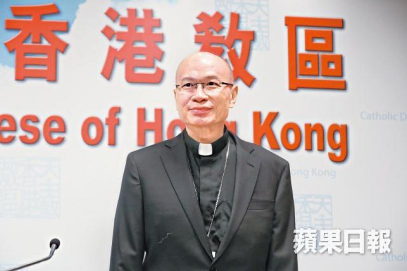 楊鳴章香港教區榮休主教陳日君樞機(右)今凌晨在醫院探望楊鳴章後離開。 楊鳴章香港教區榮休主教陳日君樞機(右)今凌晨在醫院探望楊鳴章後離開。