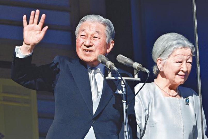 明仁和皇后美智子向拜年民眾致意。美聯社 明仁和皇后美智子向拜年民眾致意。美聯社