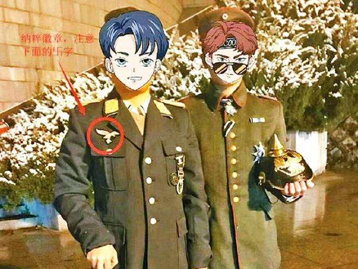 杭州男子穿德國軍服在烈士陵園拍照,相中二人樣貌被遮。互聯網 杭州男子穿德國軍服在烈士陵園拍照,相中二人樣貌被遮。互聯網