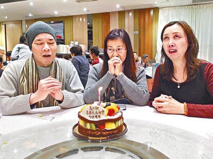 洪朝豐早前趁節日與小學同學歡聚,互相慶祝生日。互聯網圖片洪朝豐正慢慢養病,期待下周六出席新書分享會。互聯網圖片洪朝豐在周一入院做切除小腸腫瘤手術,還要切走部份胃。互聯網圖片 洪朝豐早前趁節日與小學同學歡聚,互相慶祝生日。互聯網圖片洪朝豐正慢慢養病,期待下周六出席新書分享會。互聯網圖片洪朝豐在周一入院做切除小腸腫瘤手術,還要切走部份胃。互聯網圖片