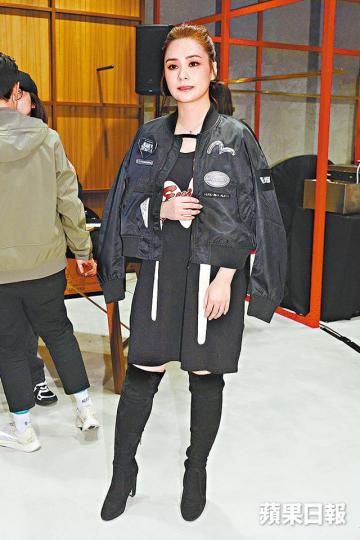 阿嬌不怕老公詐型，反而怕弄跌婚戒。MC Jin昨日出席活動時心情甚靚。