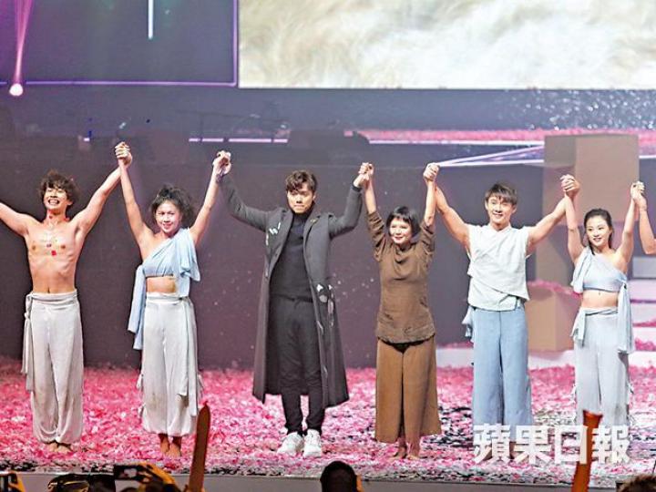楊世豪（右二）自覺幸運，可獲批簽證來港和張敬軒（左三）表演。【抹鏡框】張敬軒日前在中環揀眼鏡，先用紙巾抹眼鏡框，再用同一張紙巾抹鼻。【再抹鼻】