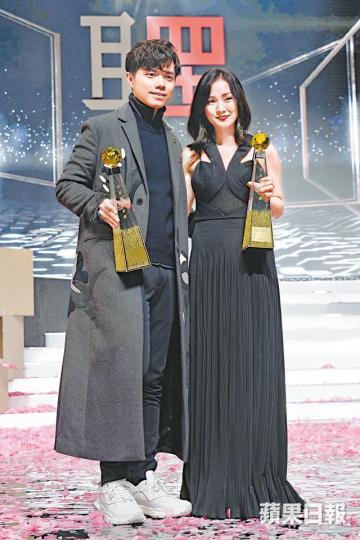 張敬軒和謝安琪前晚分別奪得最優秀流行男、女歌手獎，軒仔自言有種接棒感覺。
