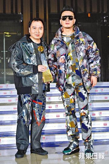 達明一派前晚捧金針獎,明哥致辭時本想講國歌法,但顧及別人舞台而自動刪走。 達明一派前晚捧金針獎,明哥致辭時本想講國歌法,但顧及別人舞台而自動刪走。